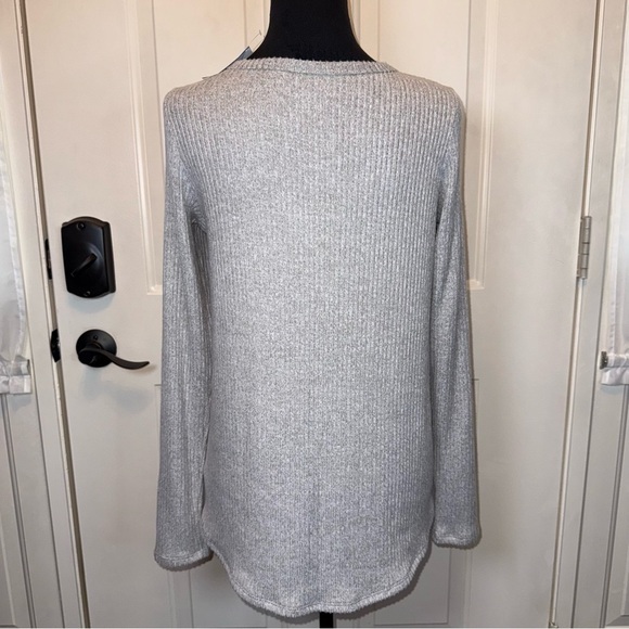 American Eagle Outfitters Light Gray Ribbed V-Neck Long Sleeve Top Sz S NWT SOFT - Picture 4 of 11